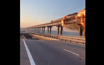 Έκρηξη στη γέφυρα της Κριμαίας: «Οτιδήποτε παράνομο πρέπει να καταστραφεί» δηλώνει σύμβουλος του Ουκρανού προέδρου