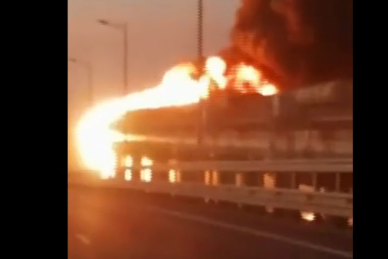 Ρωσικές αρχές: Η πυρκαγιά στη γέφυρα της Κριμαίας οφειλόταν σε όχημα παγιδευμένο με εκρηκτικά