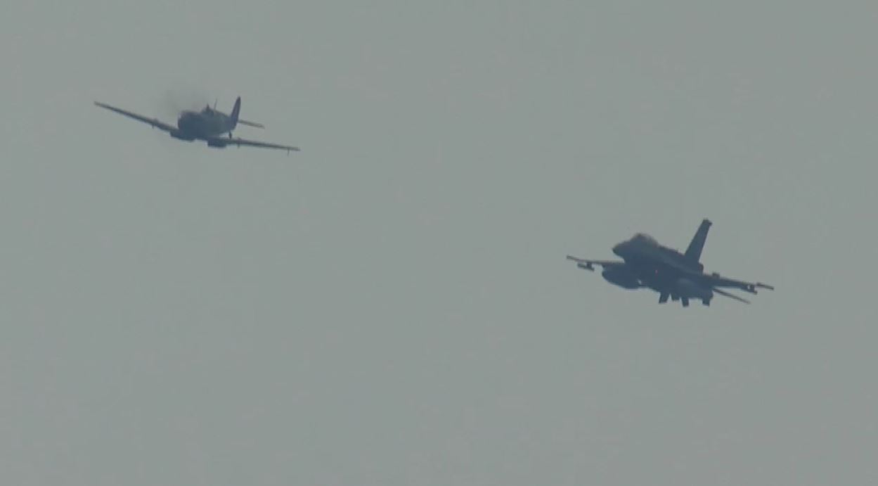 28η Οκτωβρίου – Βίντεο: Το θρυλικό αεροσκάφος Spitfire MJ755 μαζί με το F-16 πάνω από τη Θεσσαλονίκη