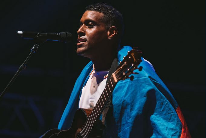 Παρίσι: Ο Αϊτινός τραγουδιστής Mikaben πέθανε αφού κατέρρευσε στη σκηνή του Accor Arena στο Μπερσί