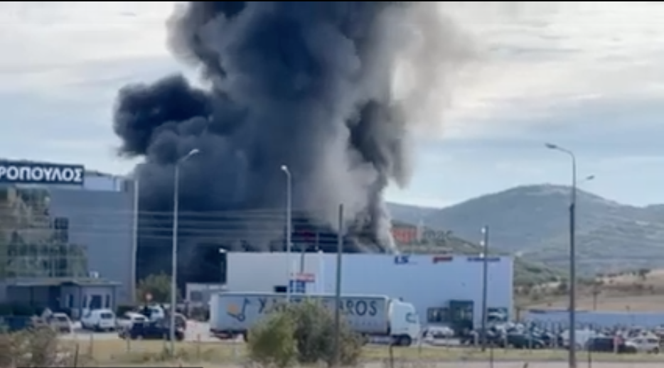 Θεσσαλονίκη: Πυρκαγιά σε αποθήκη με ηλεκτρολογικά στο Ωραιόκαστρο