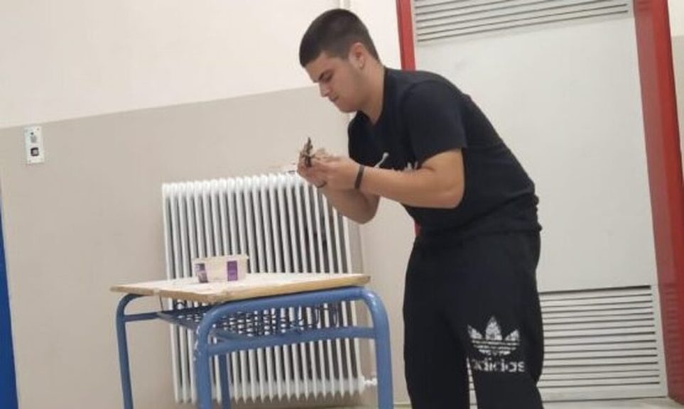 Μαθητής του ΕΠΑΛ Τυρνάβου, παράδειγμα προς μίμηση – Επισκευάζει τα θρανία του σχολείου του