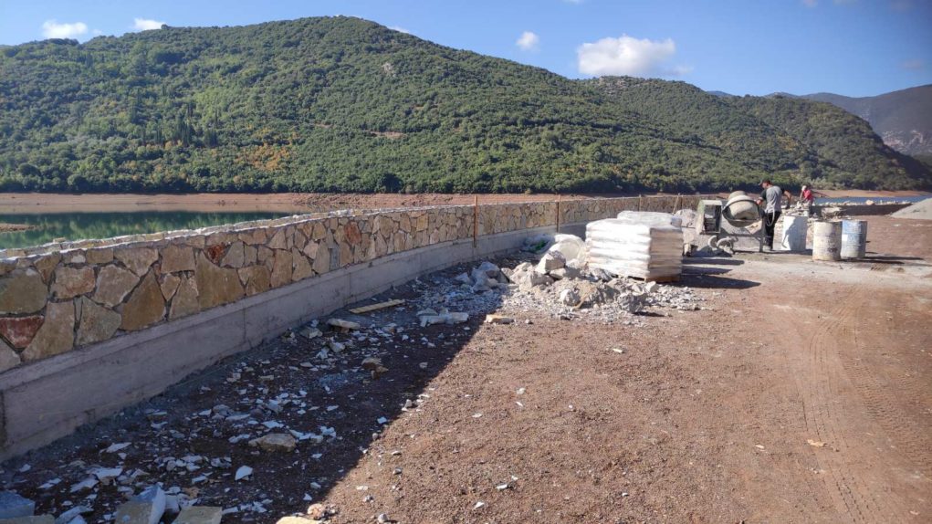 Στην τελική ευθεία τα έργα ανάπλασης και ανάδειξης στην παραλίμνια περιοχή της λίμνης του Λάδωνα Γορτυνίας