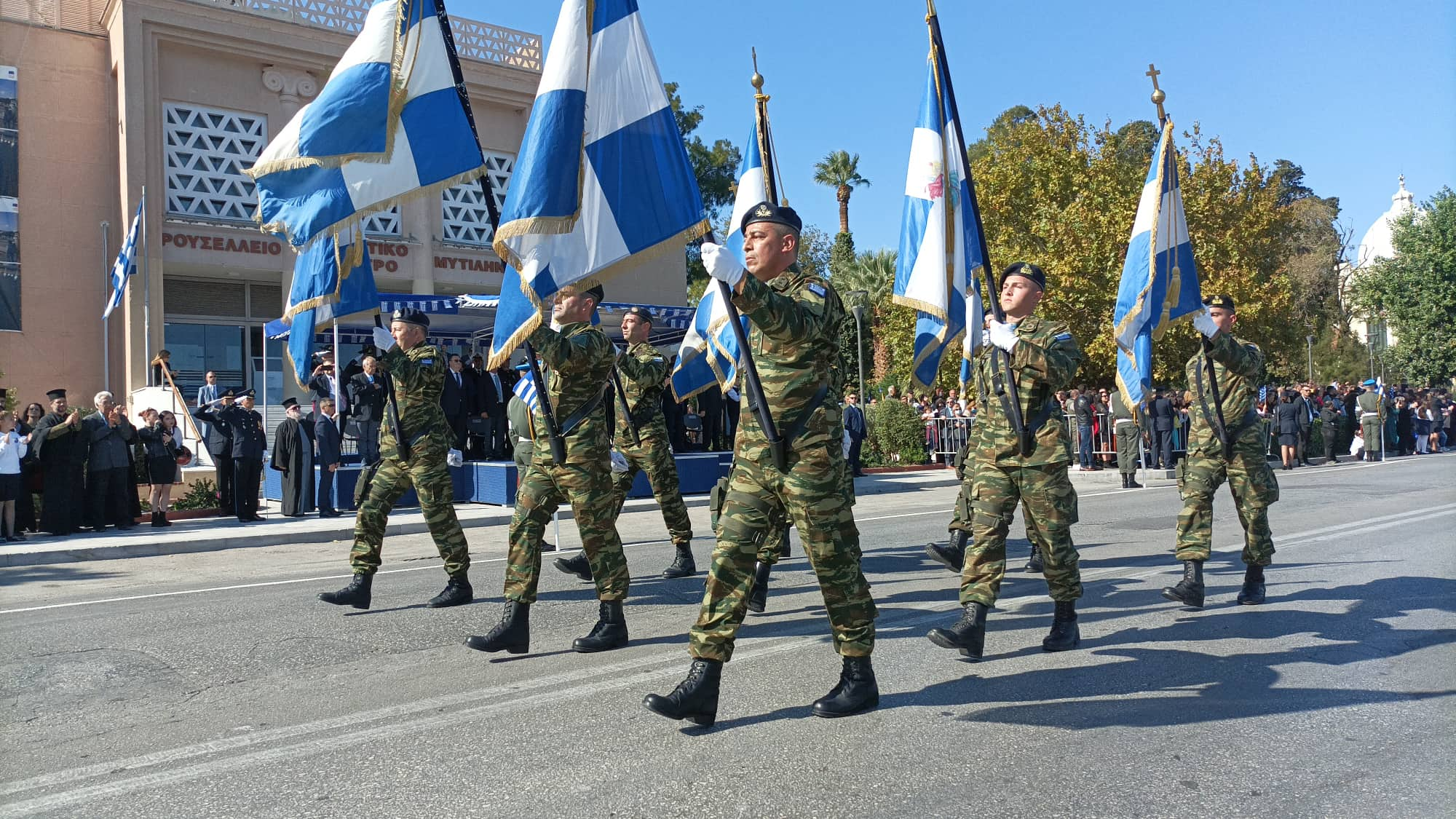 Με λαμπρότητα η στρατιωτική και μαθητική παρέλαση για την 28η Οκτωβρίου στη Μυτιλήνη