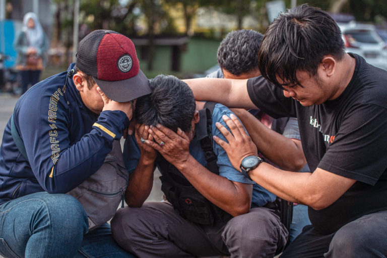 Τραγωδία στην Ινδονησία: Έχασε σύζυγο και δύο κόρες στον αιματοβαμμένο αγώνα