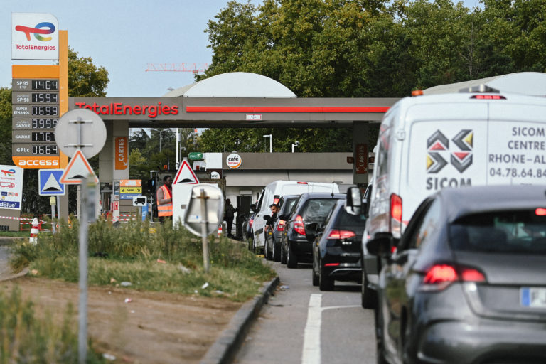 Γαλλία: Αγώνας δρόμου για ένα μπετόνι καύσιμα – Ουρές, ταλαιπωρία και απόγνωση