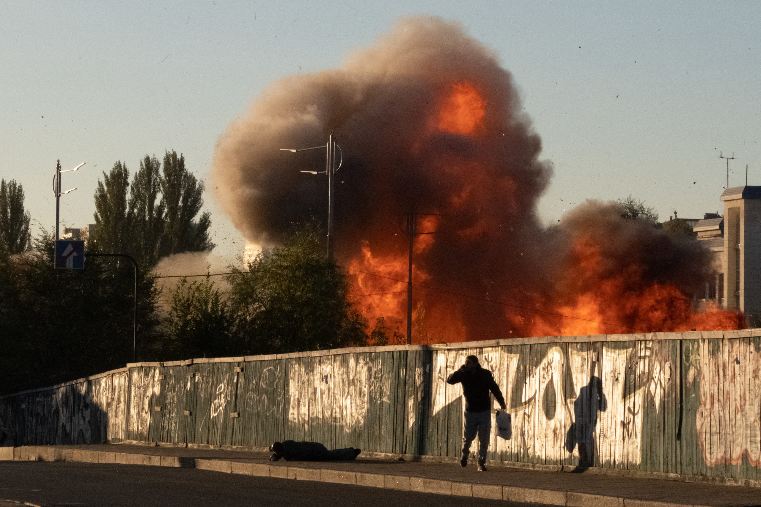 Oι Ρώσοι σφυροκοπούν το Κίεβο – Αιματηρή επίθεση σε πολυκατοικίες με drone καμικάζι
