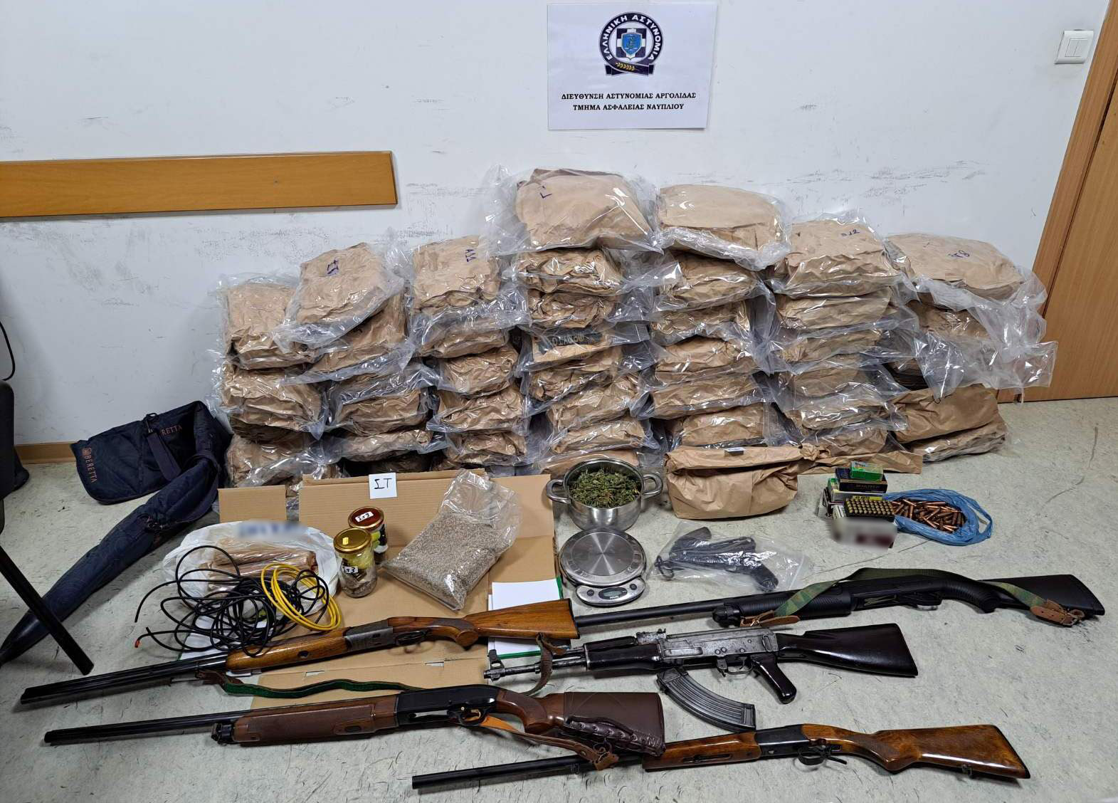 Αργολίδα: Σε οπλοστάσιο και αποθήκη ναρκωτικών είχαν μετατρέψει αγροικία μέλη συμμορίας – Εξι συλλήψεις