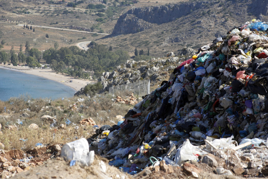 Κ. Σκρέκας: Οι παράνομες χωματερές μειώθηκαν κατά 50% από το 2019