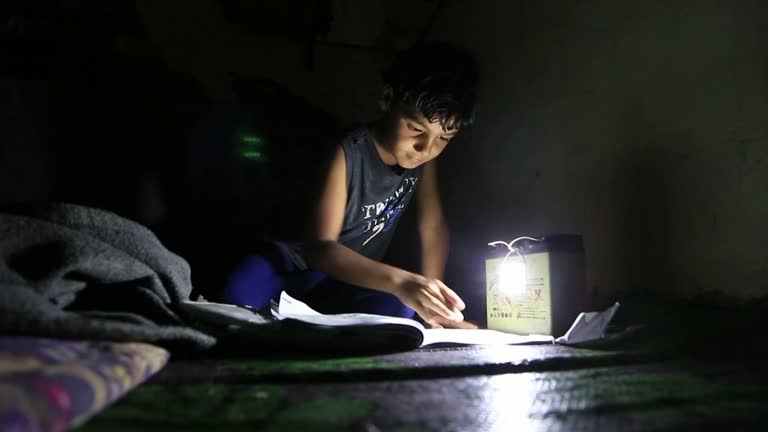 Στη Λωρίδα της Γάζας τόνοι μπαταριών συσσωρεύονται καθώς τα προβλήματα ηλεκτροδότησης παραμένουν (video)