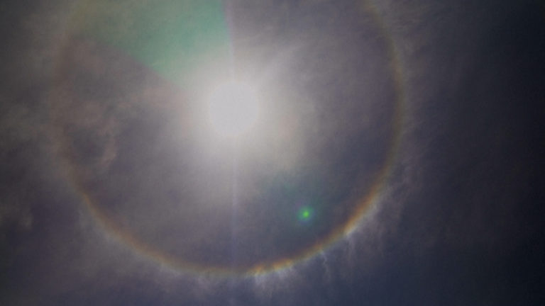 Σπάνιο ηλιακό φωτοστέφανο εμφανίζεται στον ουρανό πάνω από τη Βολιβία (video)