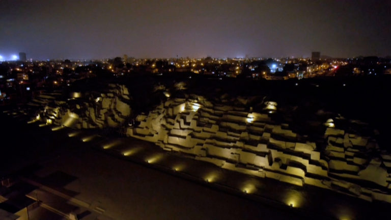Οι Περουβιανοί εξερευνούν την ιστορία τους σε νυχτερινές περιηγήσεις (video)