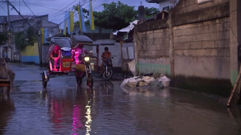 Φιλιππίνες: Υπερυψωμένα μοτοταξί βοηθούν στην αντιμετώπιση των πλημμυρών (video)