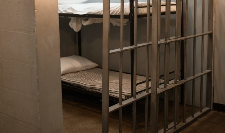 Παρέμβαση Δικηγορικού Συλλόγου Χανίων για τις συνθήκες κράτησης σε Αστυνομικό Μέγαρο και φυλακές (ηχητικό)