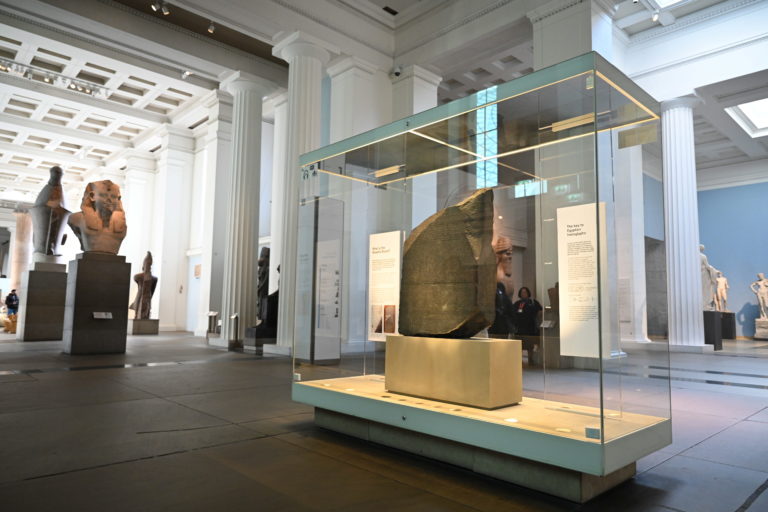 Αίγυπτος: Αρχαιολόγοι ζητούν την επιστροφή από το Βρετανικό Μουσείο της Στήλης της Ροζέτας