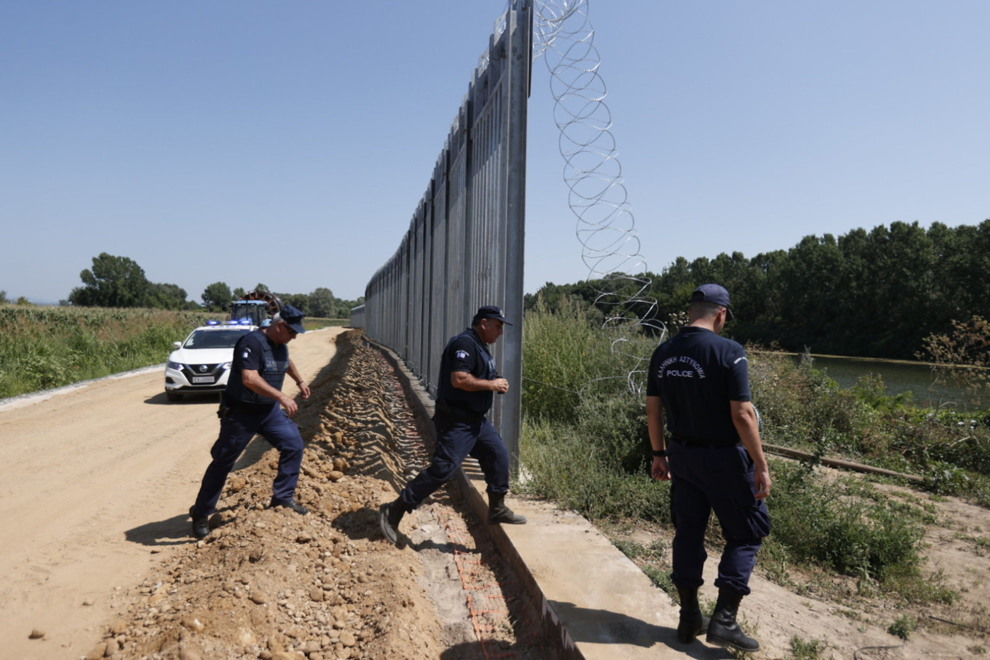 Ντροπιαστική εργαλειοποίηση του μεταναστευτικού από την Τουρκία – Ξεγύμνωσαν 92 μετανάστες και τους άφησαν στον Έβρο