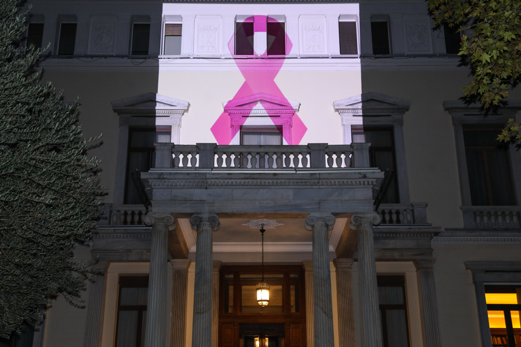 Το Προεδρικό Μέγαρο φωταγωγήθηκε με τη ροζ κορδέλα τιμώντας την παγκόσμια μέρα κατά του καρκίνου του μαστού