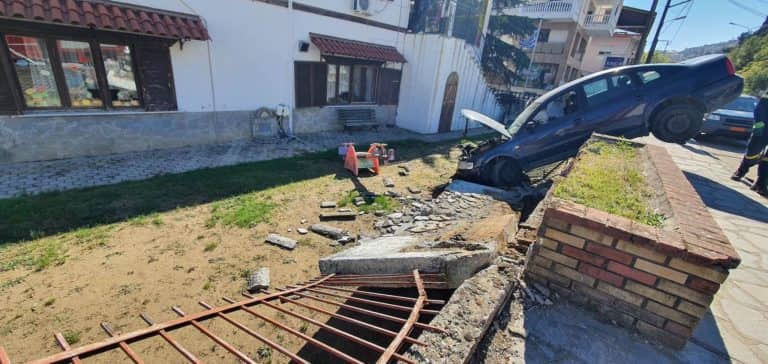 Καστοριά: Αυτοκίνητο έπεσε σε τοιχίο Βρεφονηπιακού Σταθμού (photos)