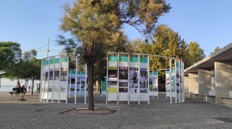 Εγκαινιάστηκε η Έκθεση “10 χρόνια Φίλοι Νέας Παραλίας” στον Κήπο των Γλυπτών
