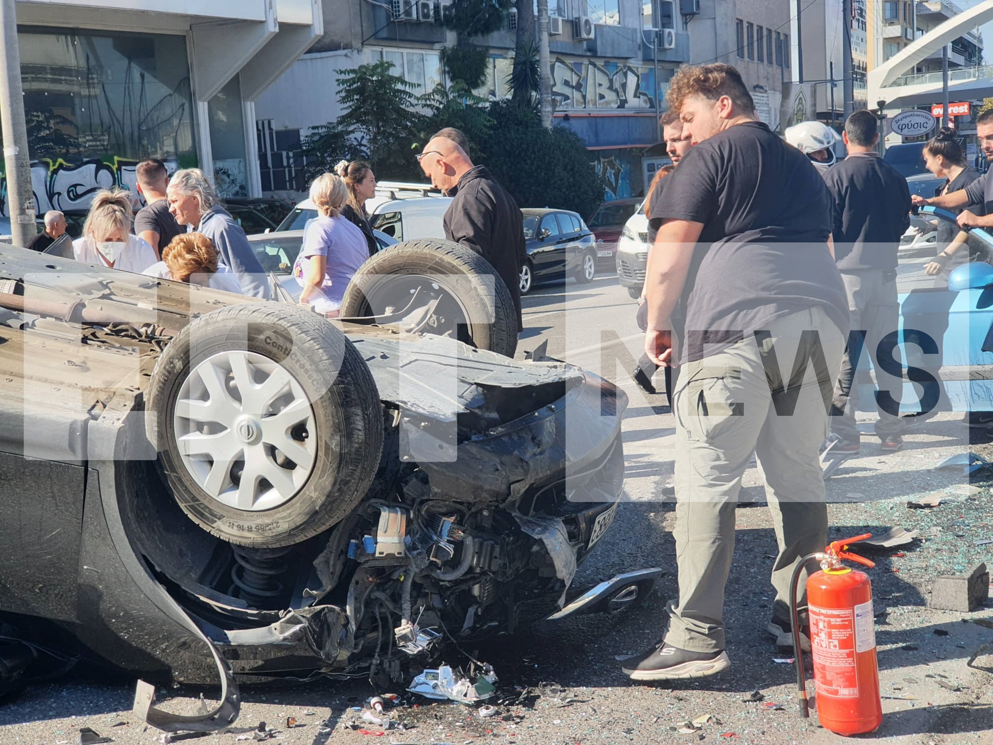 Σοβαρό τροχαίο στη Μεσογείων, κοντά στην πεζογέφυρα Αγ. Παρασκευής – Εγκλωβισμένος ο ένας από τους δυο τραυματίες