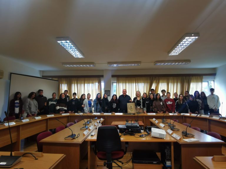 Ο Όμιλος Δημοσιογραφίας του 2ου Πρότυπου Γυμνασίου Βόλου στο Δήμαρχο Ρήγα Φεραίου