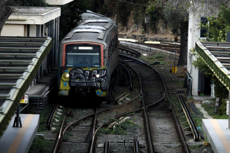 Αυτοκίνητο έπεσε στα κάγκελα του ηλεκτρικού στο ύψος του ΚΑΤ – Ακινητοποιήθηκε διερχόμενος συρμός