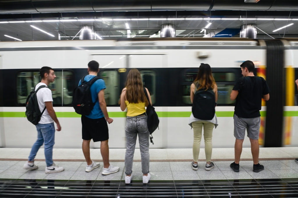 Πώς υποδέχτηκε ο κόσμος τους νέους σταθμούς του Μετρό – Η ΕΡΤ στα «Μανιάτικα» του Πειραιά (video)