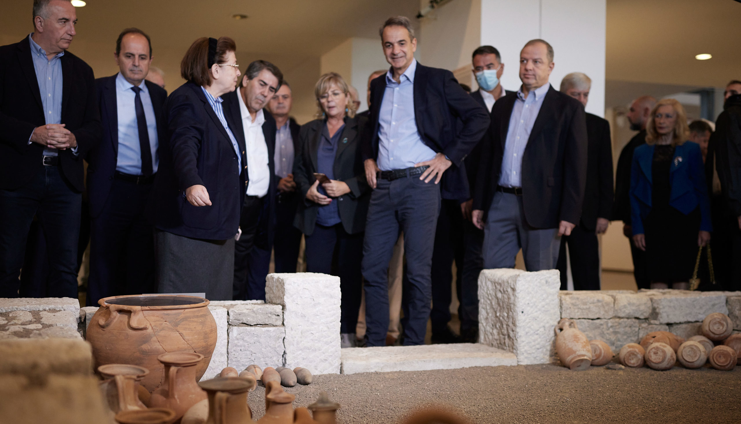 Επίσκεψη Μητσοτάκη στην Πέλλα – Ξεναγήθηκε στο μουσείο και τον αρχαιολογικό χώρο (video)