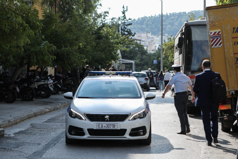 Κολωνός: Συνελήφθη ο πατέρας της 12χρονης για κατοχή ναρκωτικών – Χειροπέδες και σε ιερόδουλες