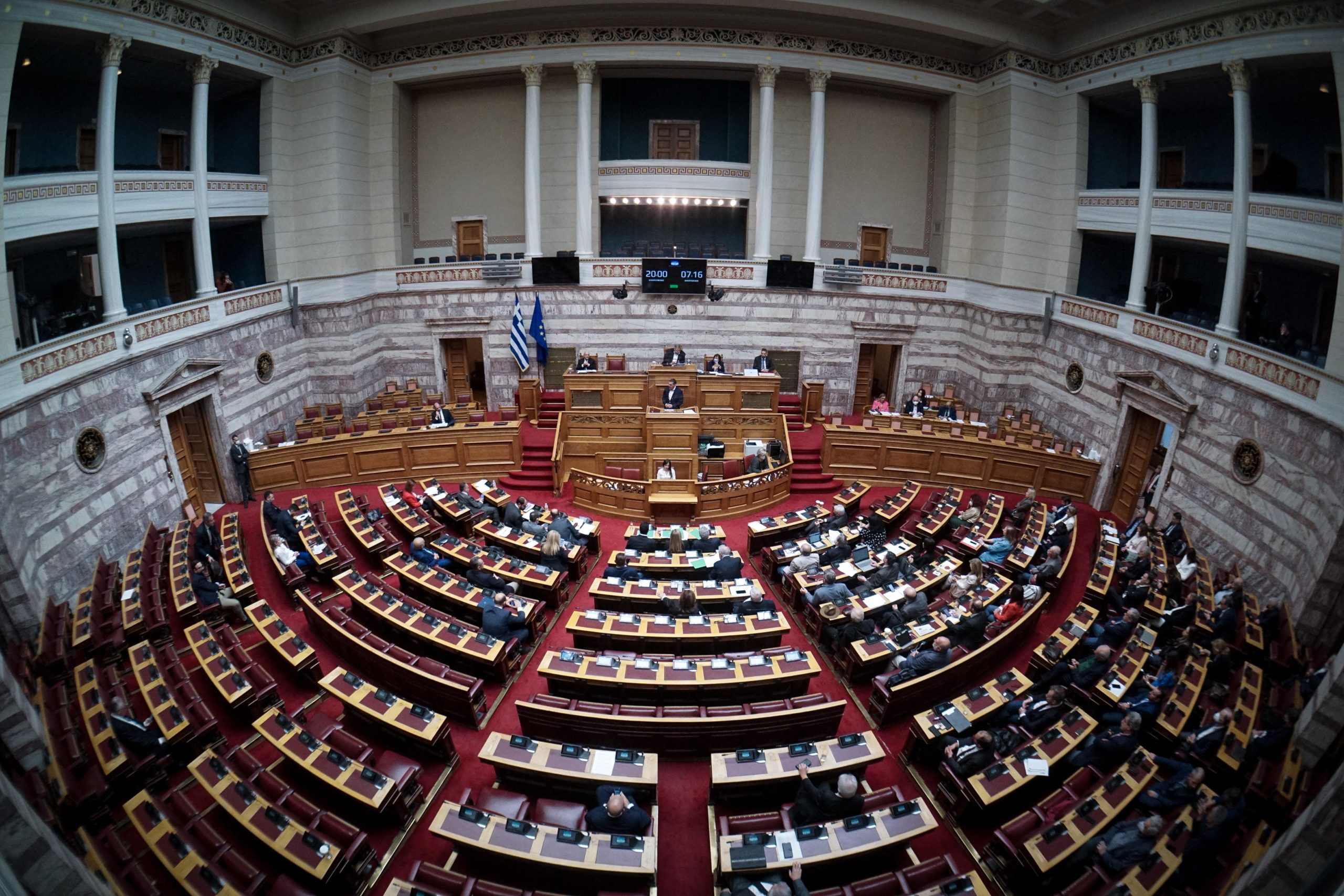 Στα ύψη η πολιτική αντιπαράθεση για την οικονομία, τις παρακολουθήσεις και την υπόθεση Πάτση