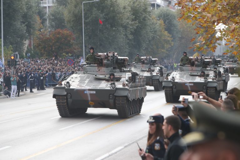 Επιβλητική στρατιωτική παρέλαση – Μήνυμα ισχύος και αποτροπής από τις Ένοπλες Δυνάμεις (video)