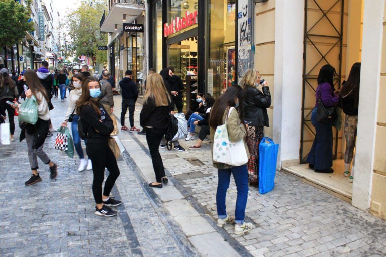 Την μείωση του ωραρίου λειτουργίας των καταστημάτων εξετάζει η κυβέρνηση – ΕΣΑ: Να εφαρμοστεί για όλους