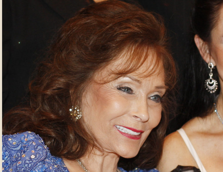 Loretta Lynn: Το αστέρι της κάντρι μουσικής έφυγε από τη ζωή σε ηλικία 90 ετών