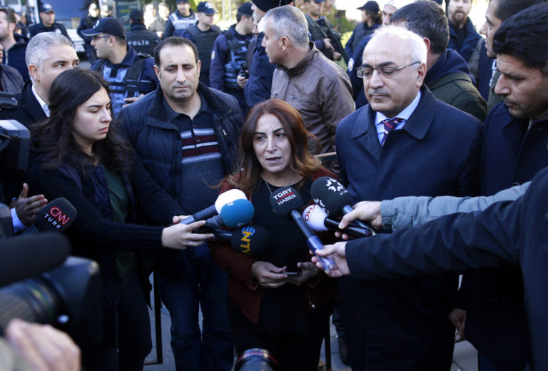 Τουρκία: Αποφυλακίστηκε η κούρδισσα πολιτικός Αϊσέλ Τουγκλούκ, η οποία πάσχει από άνοια