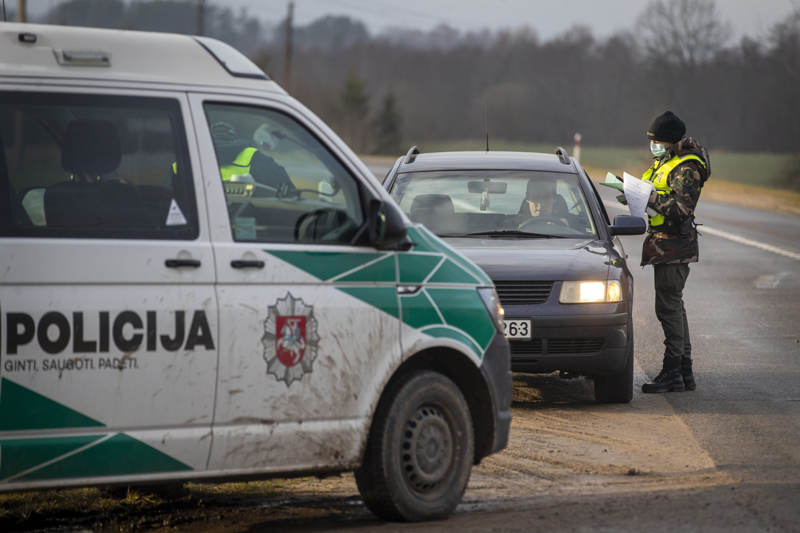 Η Διεθνής Αμνηστία καταγγέλλει κακομεταχείριση μεταναστών στη Λετονία – Έντονη αντίδραση από τη Ρίγα
