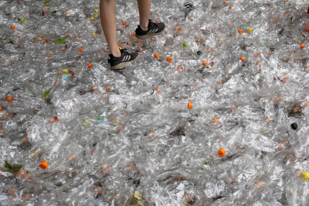 Η ανακύκλωση του πλαστικού παραμένει ένας «μύθος», προειδοποιεί η Greenpeace