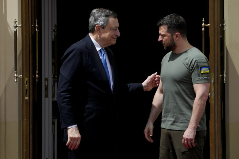 Ντράγκι προς Ζελένσκι: Οι απαράδεκτες βάρβαρες επιθέσεις χειροτερεύουν τις ρωσικές ευθύνες