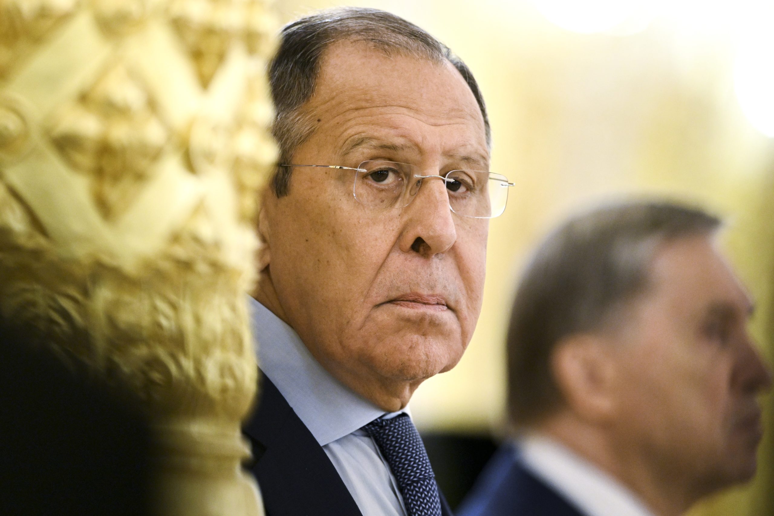 «Η Ρωσία δεν βλέπει “κανένα νόημα” να διατηρεί την ίδια διπλωματική παρουσία στη Δύση», δήλωσε ο Λαβρόφ