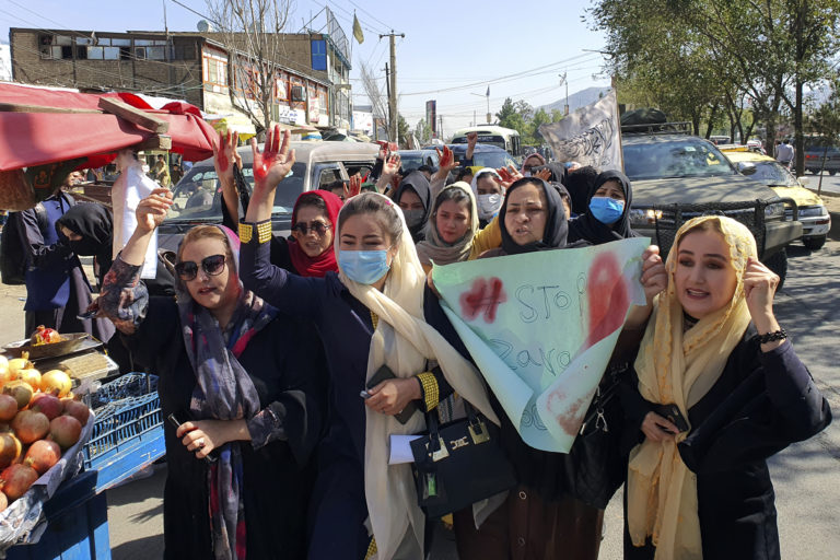 Αφγανιστάν: Φοιτήτριες διαδηλώνουν στη Χεράτ μετά την επίθεση σε εκπαιδευτικό κέντρο στην Καμπούλ