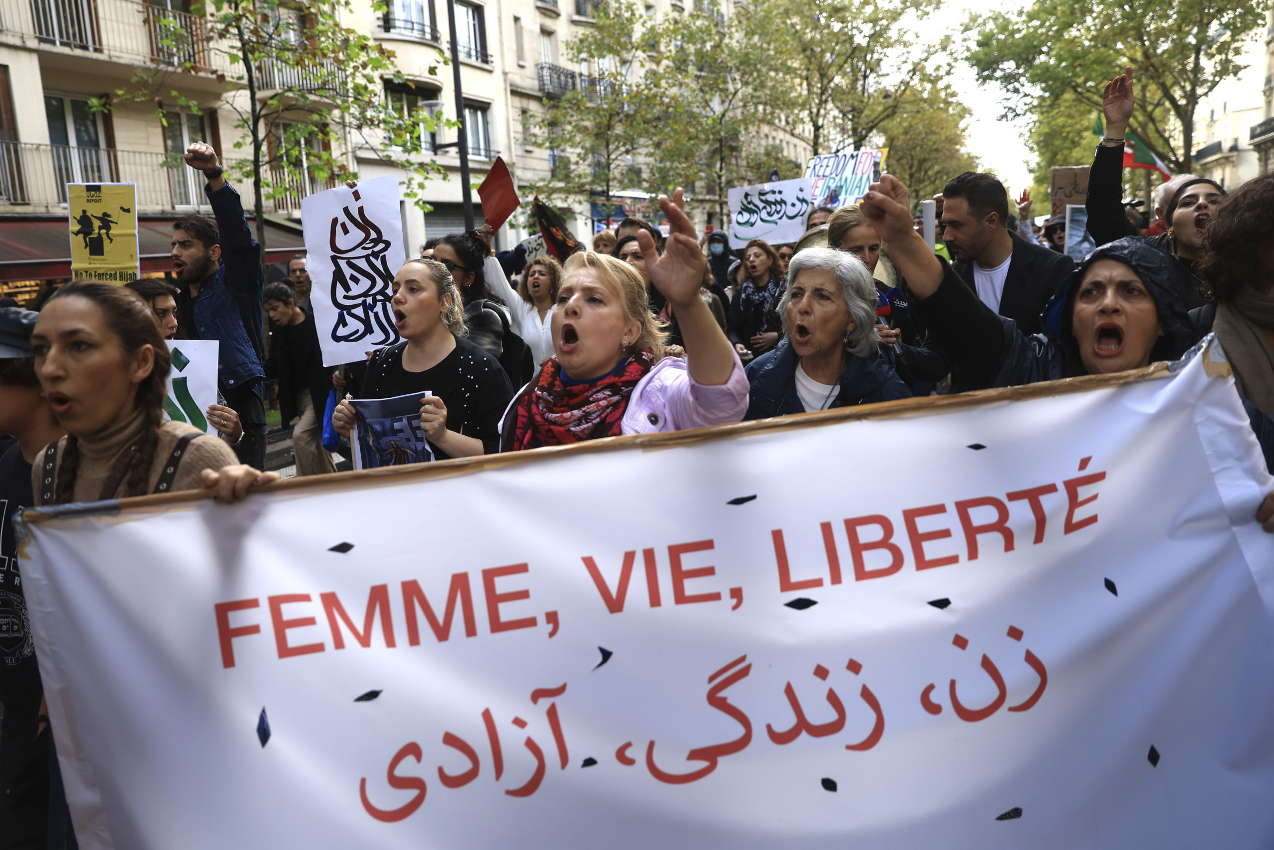 Η Γαλλία καλεί τους υπηκόους της να εγκαταλείψουν το Ιράν