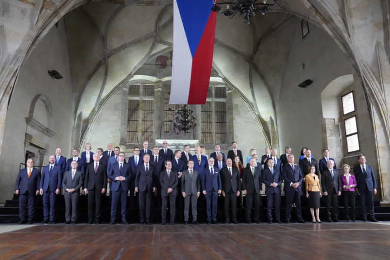 Ευρωπαϊκή πολιτική κοινότητα: Η πρώτη συνάντηση στη σκιά του πολέμου στην Ουκρανία – Οι 44 ηγέτες στέλνουν μήνυμα ενότητας στη Μόσχα