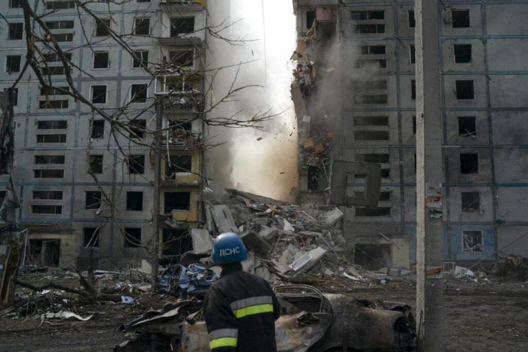 Ουκρανία: Βομβαρδισμός πολυκατοικίας στη Ζαπορίζια – Πληροφορίες για τραυματίες