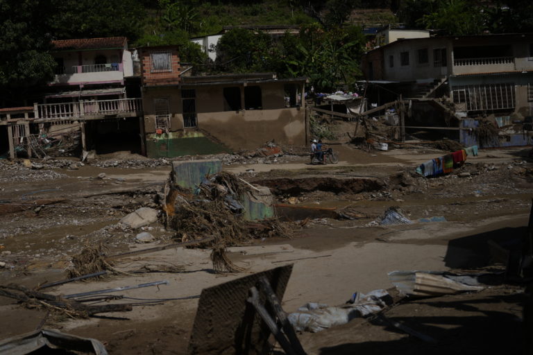 Κατολισθήσεις στη Βενεζουέλα: Για 100 νεκρούς στη Λας Τεχερίας κάνει λόγο ο Μαδούρο-Ανασύρθηκαν 39 σοροί