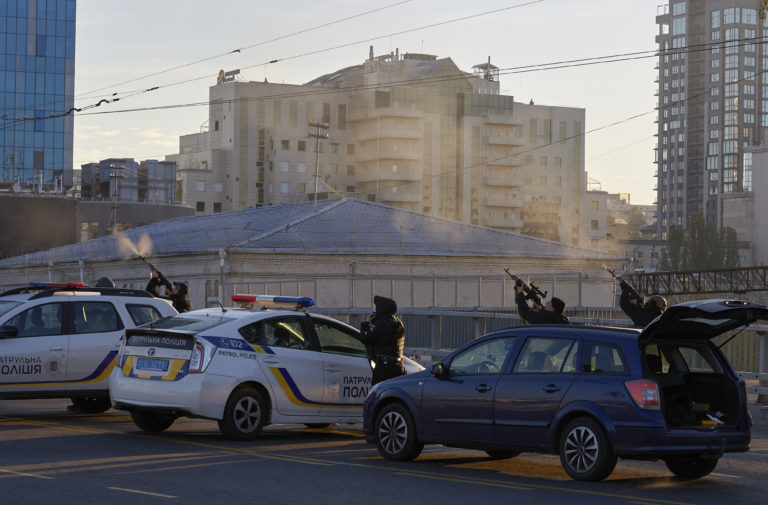 «Ζούμε ξανά μέρες πολέμου – Οι σειρήνες ηχούν και η πόλη είναι γεμάτη καταφύγια» ― Μαρτυρία κατοίκου του Κιέβου στην ΕΡΤ (video)