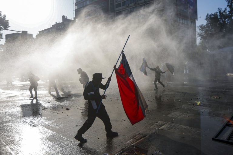 Χιλή: Ταραχές στην επέτειο του κοινωνικού ξεσηκωμού το 2019 – Aναπτύχθηκαν 25.000 αστυνομικοί