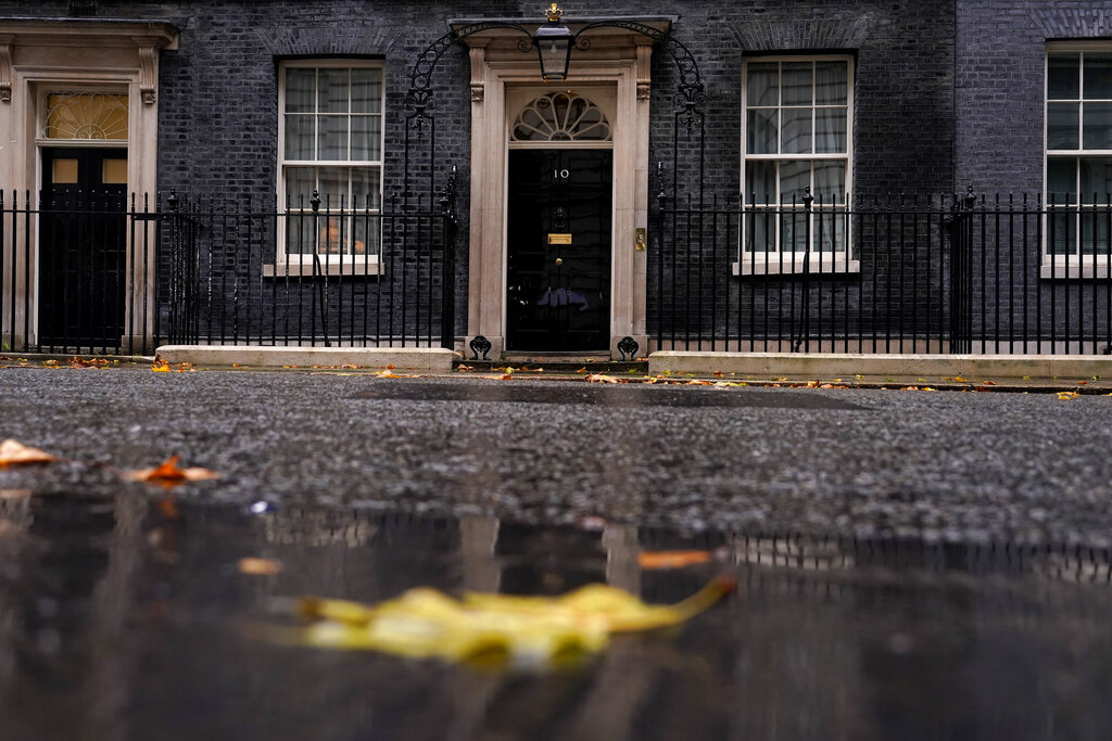 Βρετανία: Η Λιζ Τρας σε δημόσια ανακοίνωση έξω από τη Ντάουνινγκ Στριτ στις 3:30