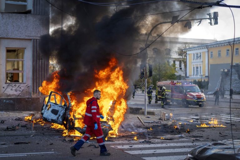 Μπαράζ επιθέσεων σε Κίεβο, Χάρκοβο, Ζαπορίζια – “Μετά την 3η έκρηξη έπεσε το ρεύμα” (video)