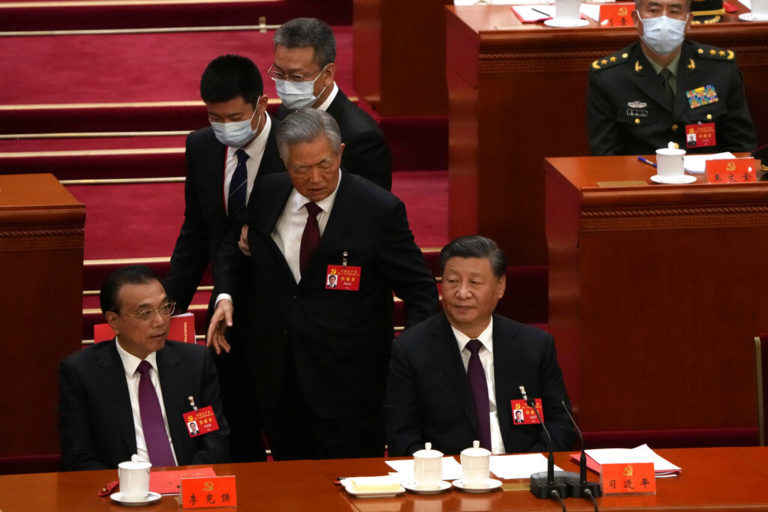Ετοιμάζεται για τρίτη θητεία ο Σι Τζινπίνγκ – Γιατί «πήραν σηκωτό» τον Χου Τζιντάο (video)