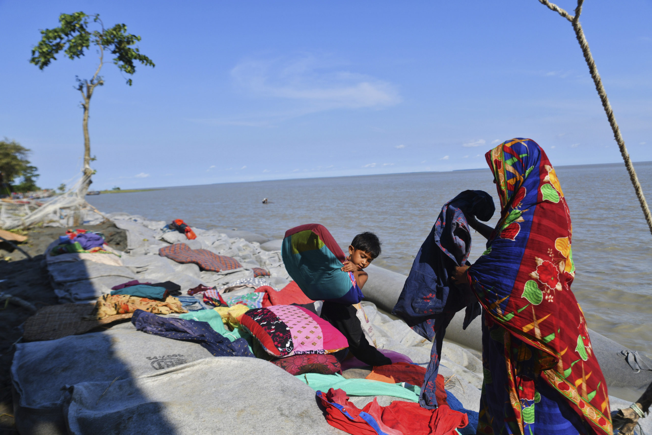 Μπανγκλαντές: Τουλάχιστον 24 νεκροί και 8 αγνοούμενοι από τον κυκλώνα Σιτράνγκ