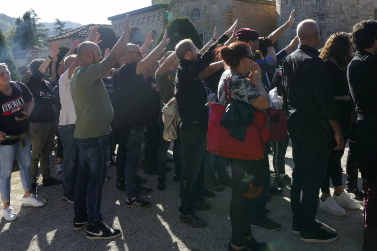 Ιταλία: 2.000 φασίστες απέτισαν φόρο τιμής στον Μουσολίνι για την 100η επέτειο της Πορείας προς τη Ρώμη